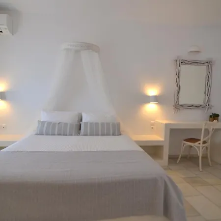 Artemis 2* Antiparos Town