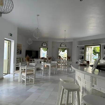 Artemis 2* Antiparos Town