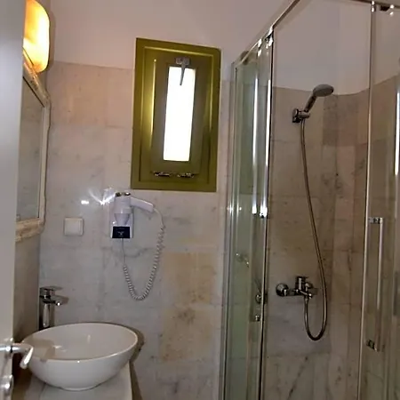 Artemis 2* Antiparos Town